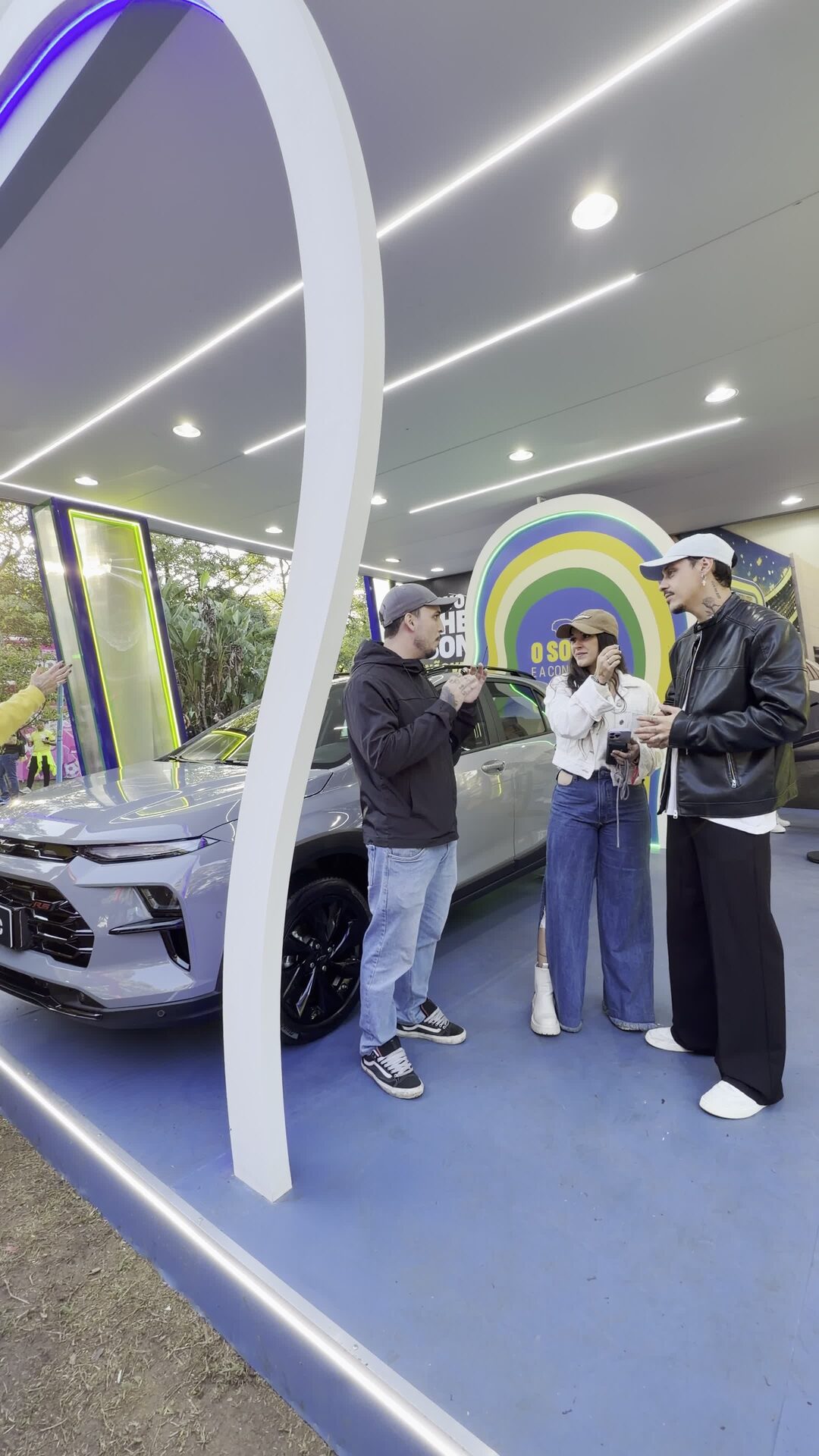 Ornamento floral tatuado em ativação da Chevrolet