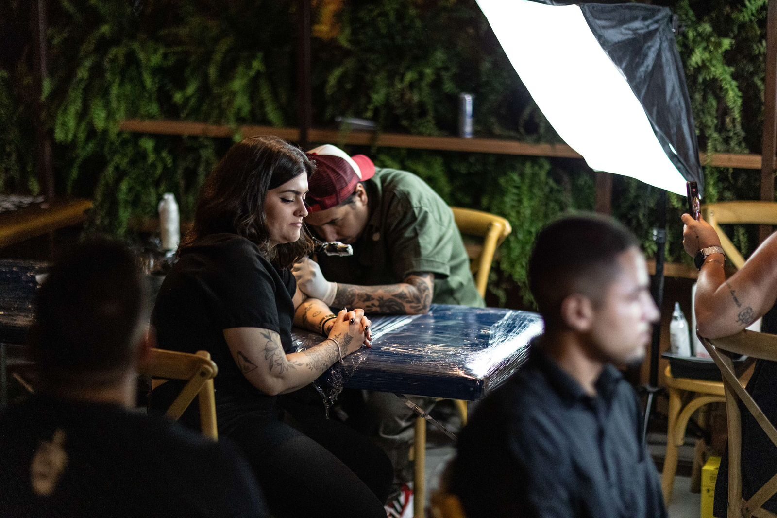 Estação de tatuagem montada em evento da Budweiser