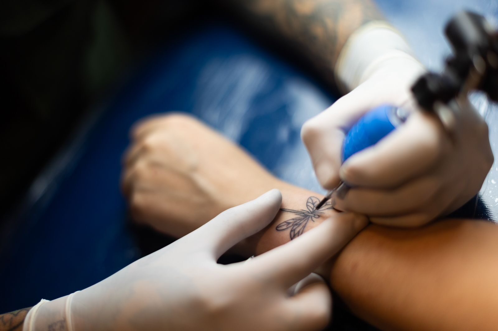 Lettering personalizado tatuado durante evento