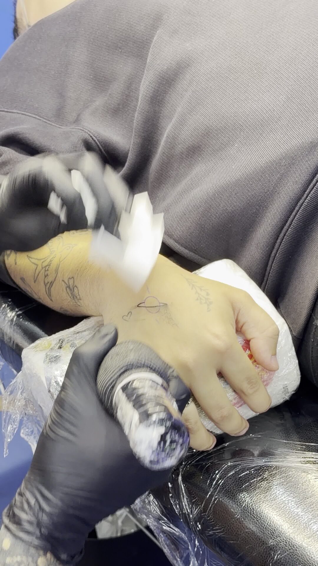 Detalhe de uma tatuagem floral feita durante um evento