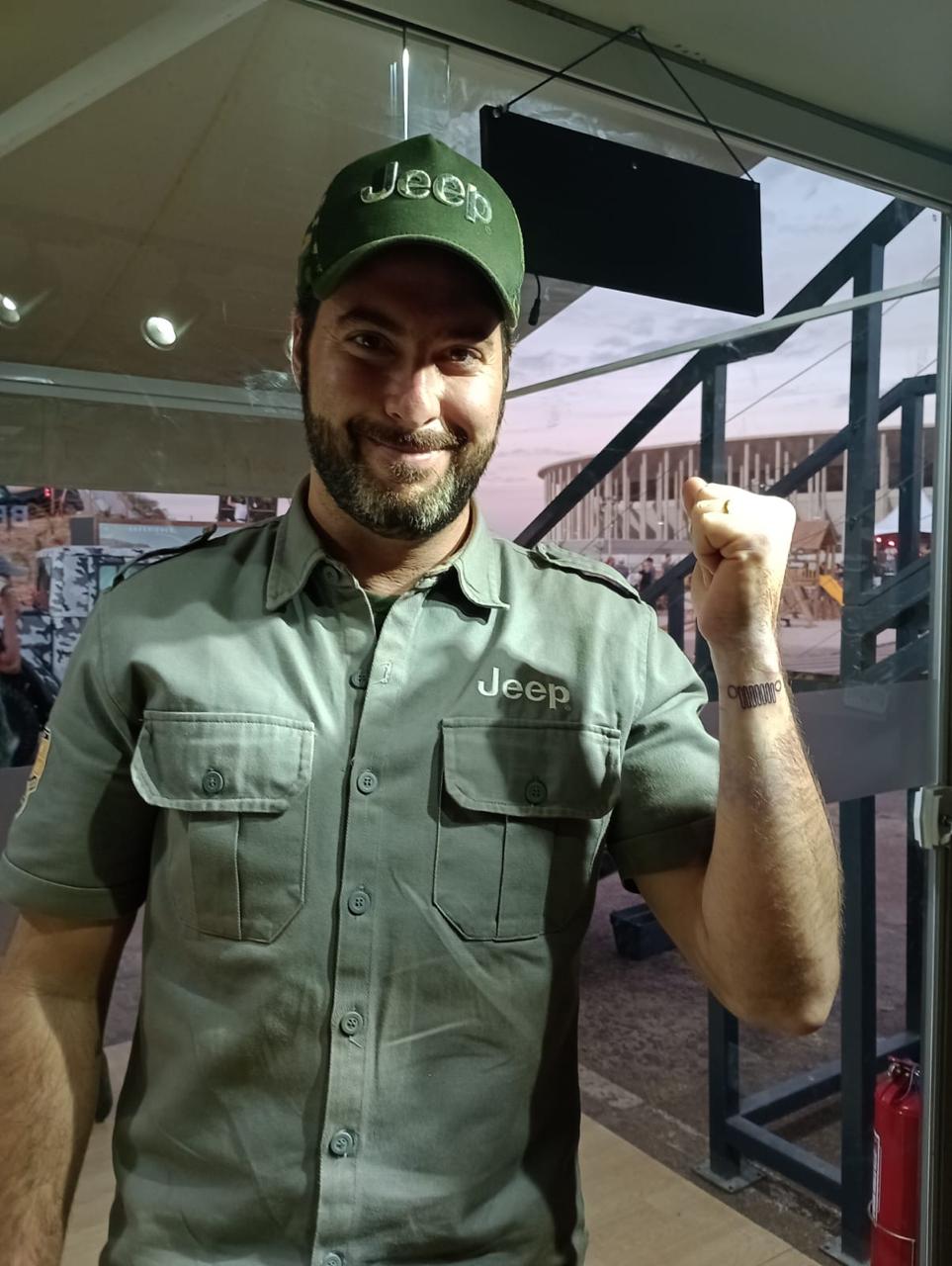 Convidado da Jeep exibindo tatuagem no braço